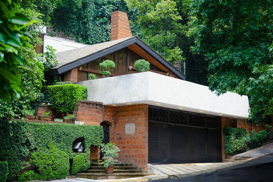 Porte de garage avec portillon